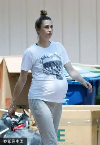 组图:惠特妮·波特挺孕肚大步走姿态"妖娆"