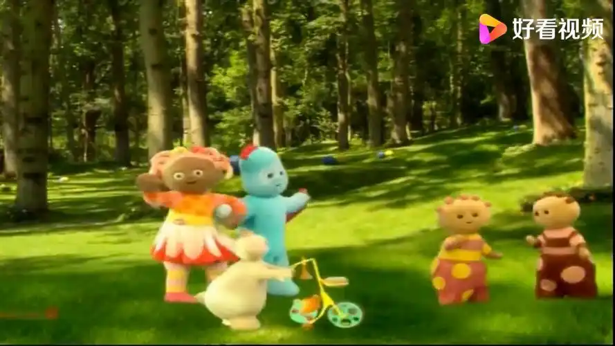 花园宝宝:大家听到声音,小点点也来了,大家一起乘坐叮叮车