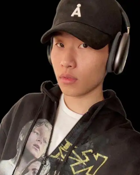 陈坤儿子陈尊佑卫衣配鸭舌帽单手端咖啡帅气有型