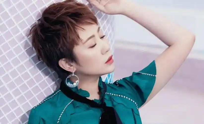 爱美是女人最本能的天性,马丽有着干净利落的短发,温暖而细腻的心,戴