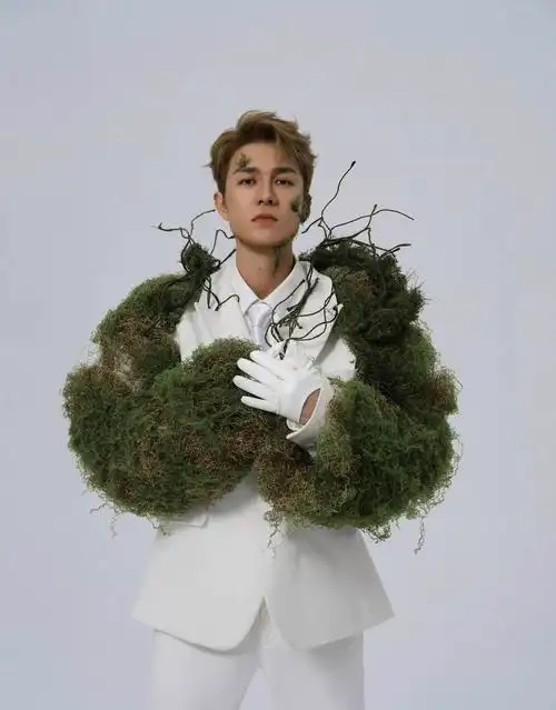 吴克群藤蔓缠绕造型大片曝光 脸上种草新奇有创意