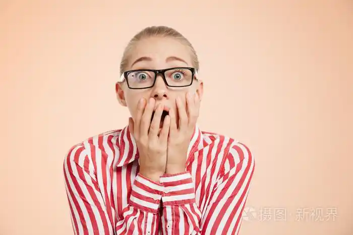 人类的情绪面部表情肢体语言.滑稽的生意的女孩