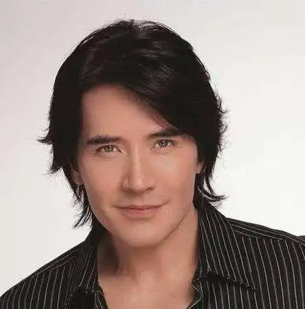 回顾费翔:被姐姐改变人生,为姥姥被封杀,因父母选择孤独一生