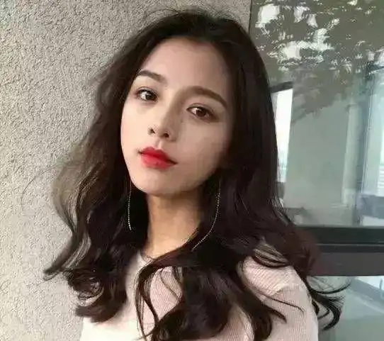 女人上了年纪,头发只能越来越短吗?推荐4款齐肩卷发,洋气减龄插图5