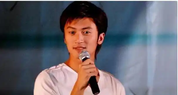 王菲的美丽气质让谢霆锋无法自拔,只要看到她,他的笑容就无法抑制.