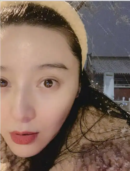 原创范冰冰晒初雪照,与友人漫步雪地心情愉悦,素颜出镜张嘴大笑