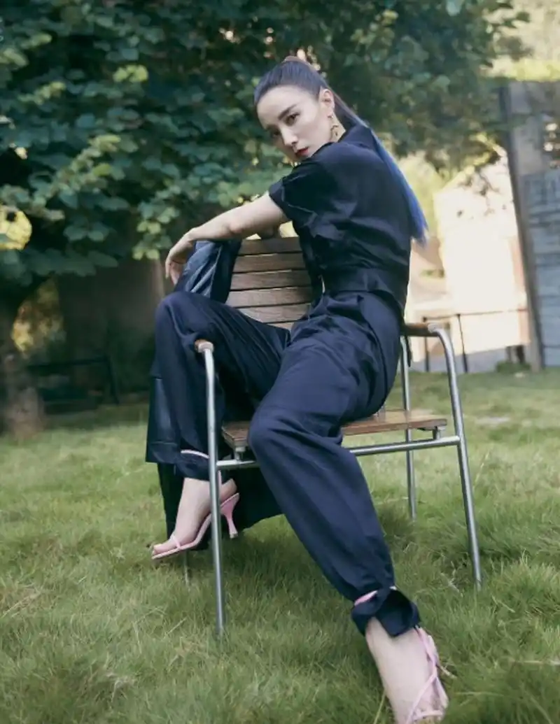 小宋佳身穿黑色套装搭配粉色高跟鞋,展现出了非凡的时尚驾驭能力.