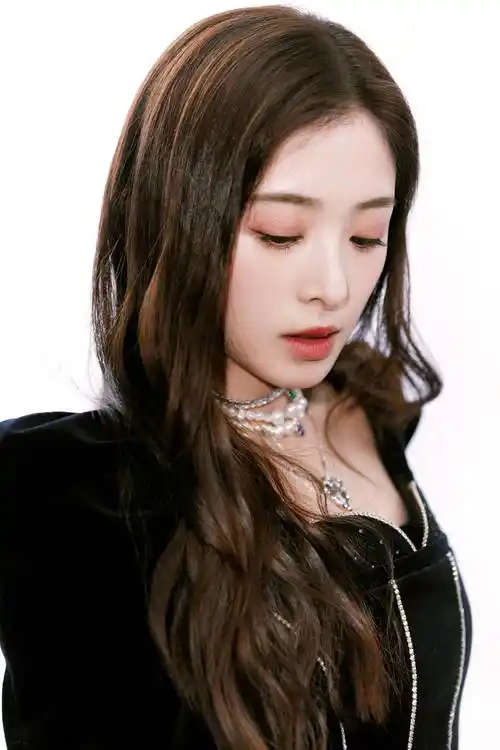 张含韵晒黑天鹅风格写真照 穿百褶短裙秀纤细美腿-搜狐大视野-搜狐新