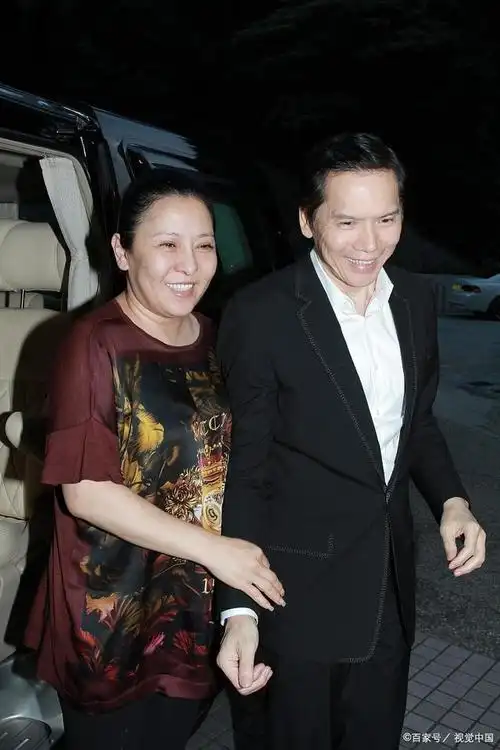 在香港的影视圈,有一对传奇夫妻——向华强和向太陈岚.