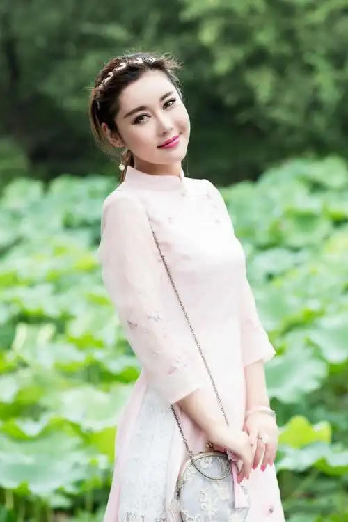 荷花池边白裙气质美而端庄的美女多图