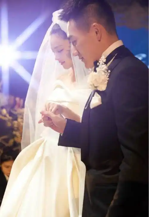 张馨予伴娘详述婚礼细节,称新郎新娘相处像小女孩儿跟哥哥的样子_姜尘