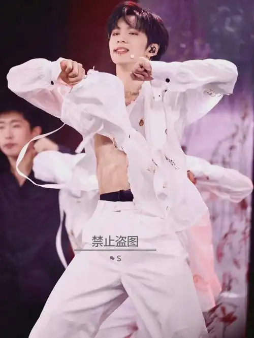 来康康刘文的腹肌壁纸叭