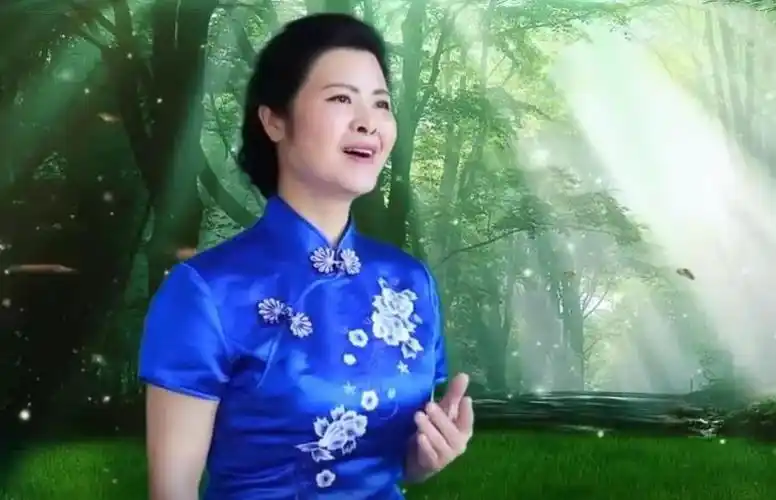 迷人的女中音陈敏演唱月光下的凤尾竹