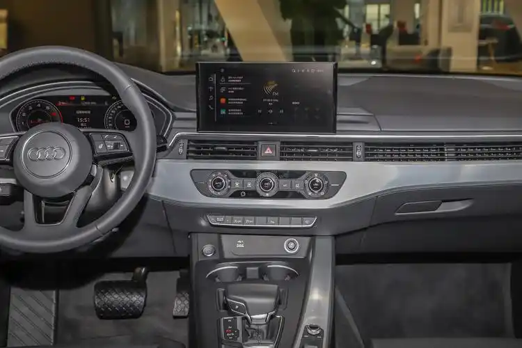 2023款 奥迪a4l 40 tfsi 时尚动感型内饰