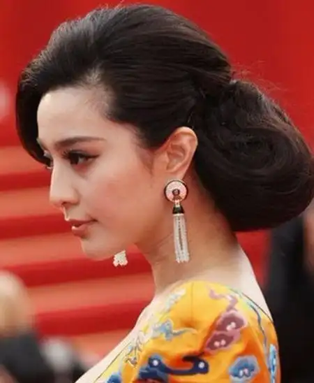 范冰冰优雅出席戛纳影展,优雅盘发配合龙袍造型,东方美呼之欲出,艳