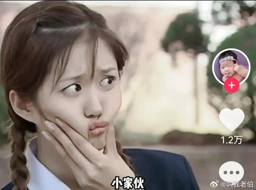 原来秋瓷炫演过校霸的小妹,"霸凌"过张娜拉,这个表情有点像品如黑化的