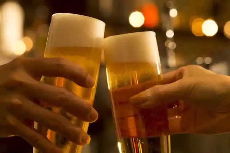 碰杯喝酒图片-拿着高脚杯接红酒的女人素材-高清图片-摄影照片-寻图