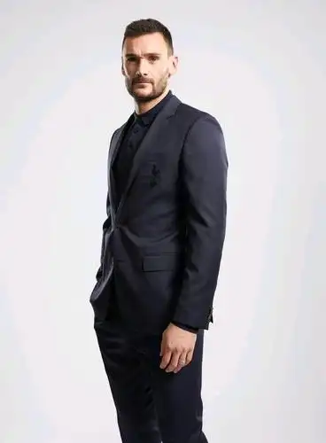 热刺官方社交媒体发布了球队多人的正装照,穆里尼奥,孙兴慜,贝尔和