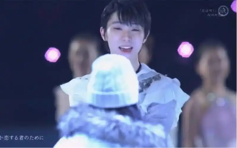 羽生结弦はにゅう ゆづる-《花开》-小女孩递花经典场面_哔哩哔哩