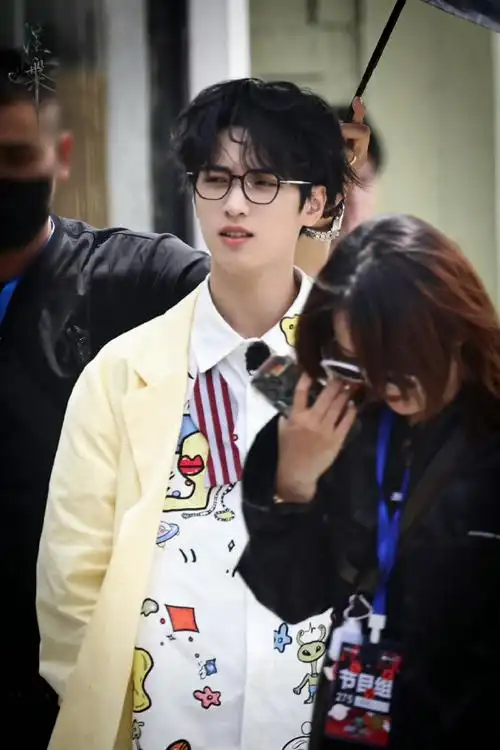 严浩翔黑框眼镜##严浩翔外星人衬衣