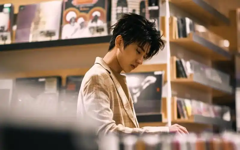 蔡徐坤最新帅气图片桌面壁纸