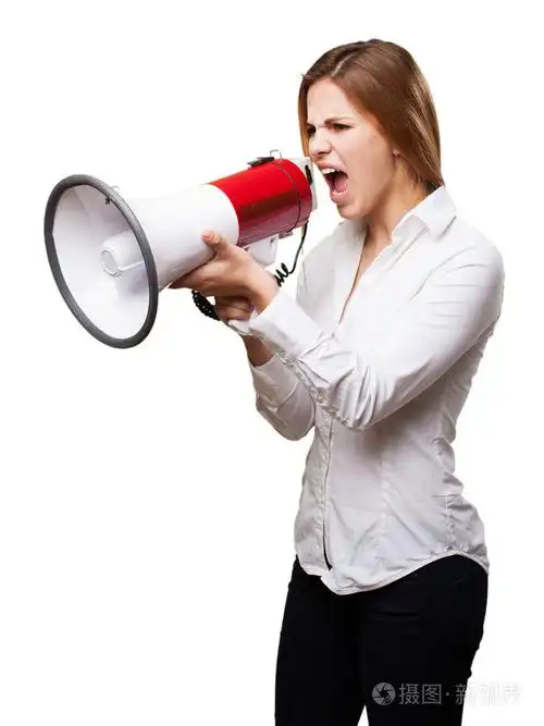 金发碧眼的女人,拿着喇叭