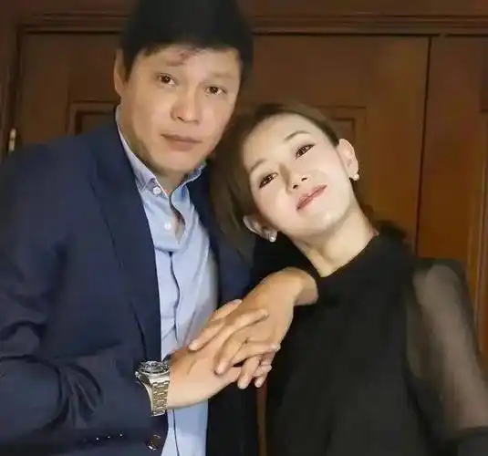 范志毅的第二任妻子叫做李茏怡,是一名身材出众的模特,两人相识于一次