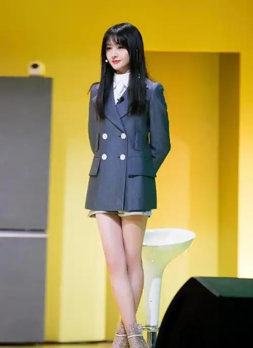 郑爽又特立独行,大胆纯素颜录视频,白色针织衫乖巧可爱风