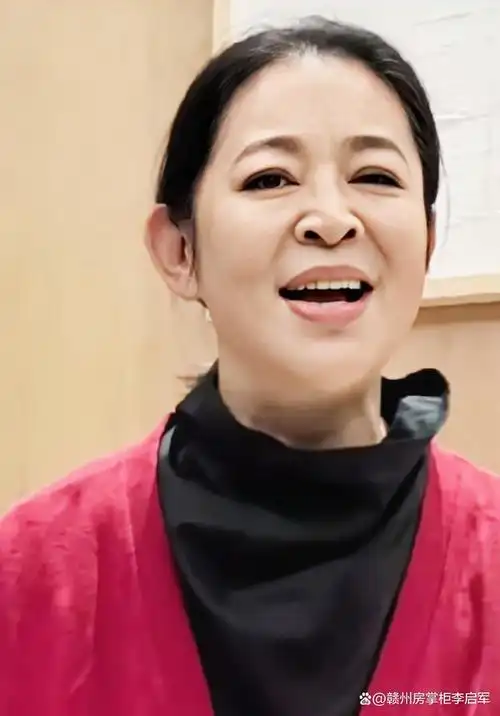 5月份的大学生电影节,出现了一位神级主持人物倪萍,64岁的倪萍,倪萍