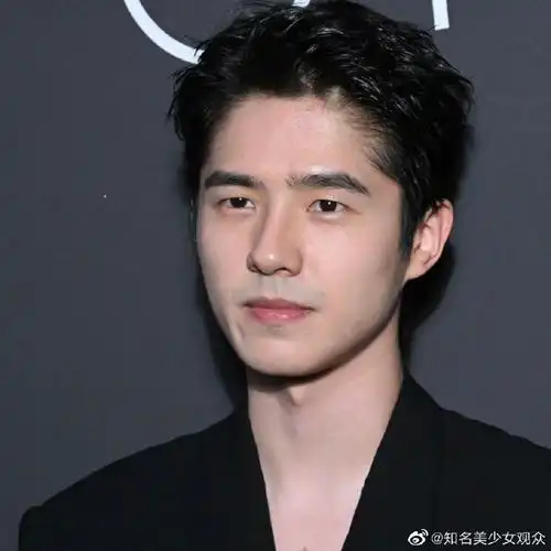 刘昊然鼻子好看#虽然有小胡子,但是现在的他很有男人味呀,而且刘昊然