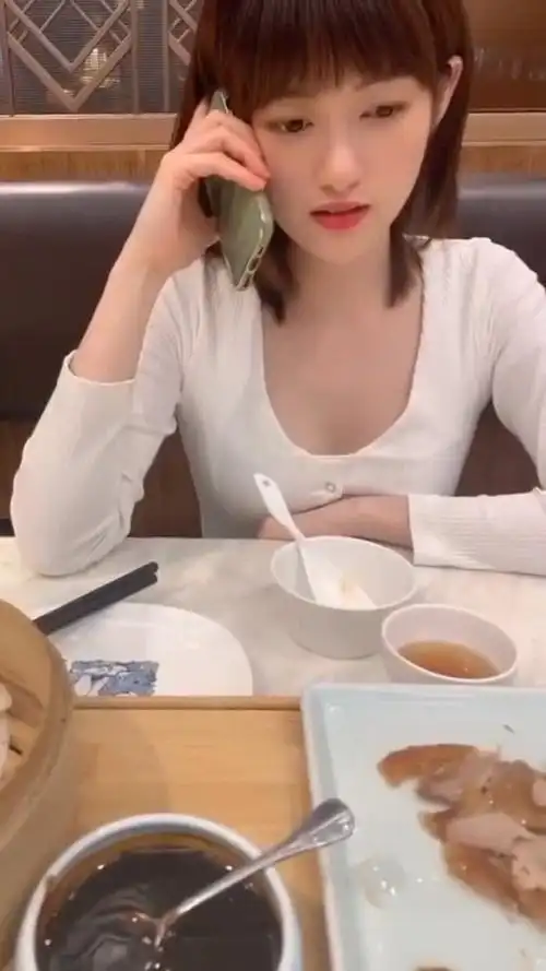 和女朋友吃饭,她中途用英文接电话,我是不是被绿了!