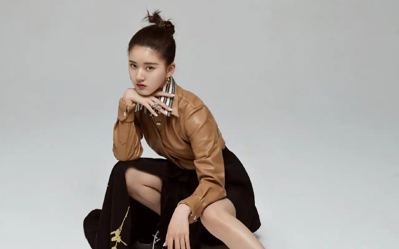 赵露思甜酷写真桌面壁纸.