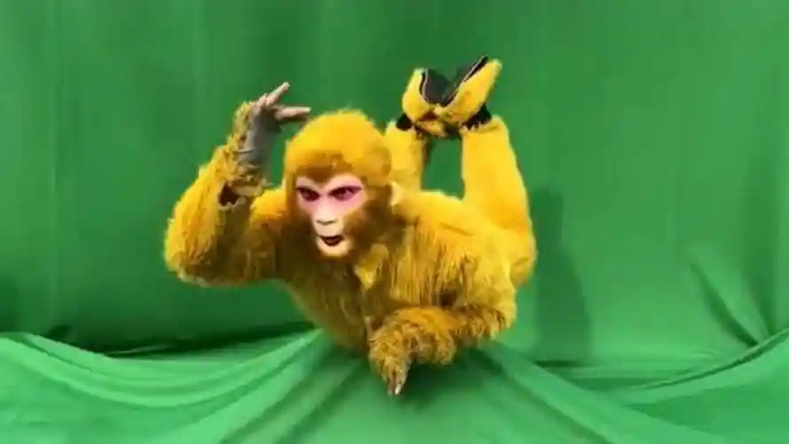 孙悟空腾云驾雾是这样拍出来的背景全都是绿布后期再加上特效