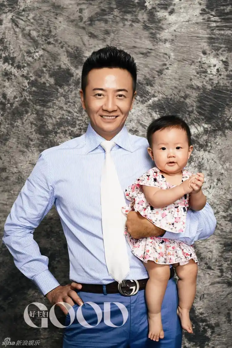 组图:张岩携全家拍摄杂志 "时尚大家庭"晒幸福_高清图集_新浪网