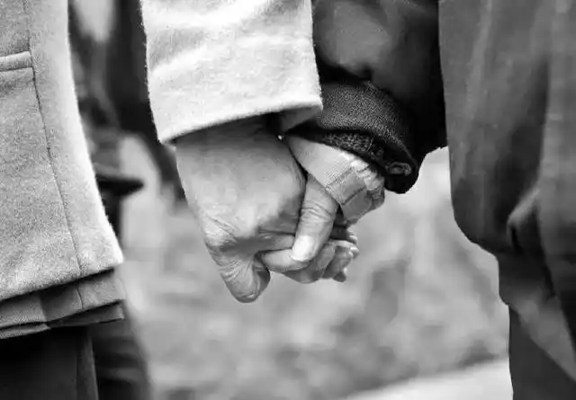 我只羡慕,一生相濡以沫牵手走过的白发老人