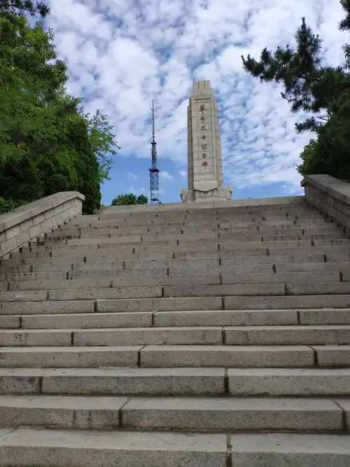 为缅怀先烈,敬慰忠魂,1985年,文登人民集资重建峰山革命烈士陵园和"