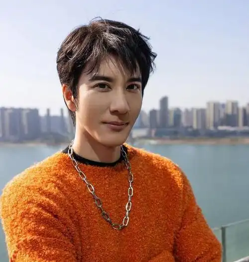 王力宏近照大变样满脸胡须嘴唇无血色满脸胡须头发也很长