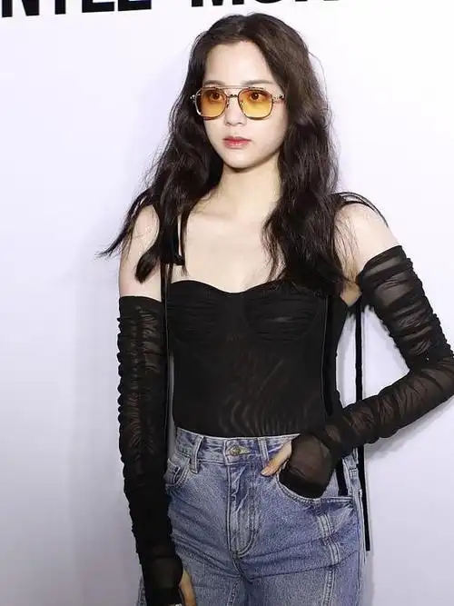 欧阳娜娜才20岁就这么成熟?穿抹胸装烫波浪卷,越来越有女人味