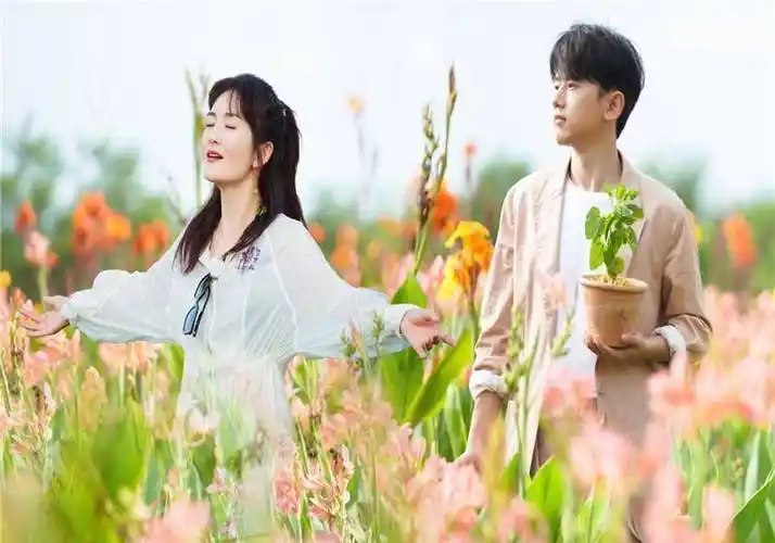 谢娜早就成为了家喻户晓的著名女主持人,可是张杰,却是一个无名小卒