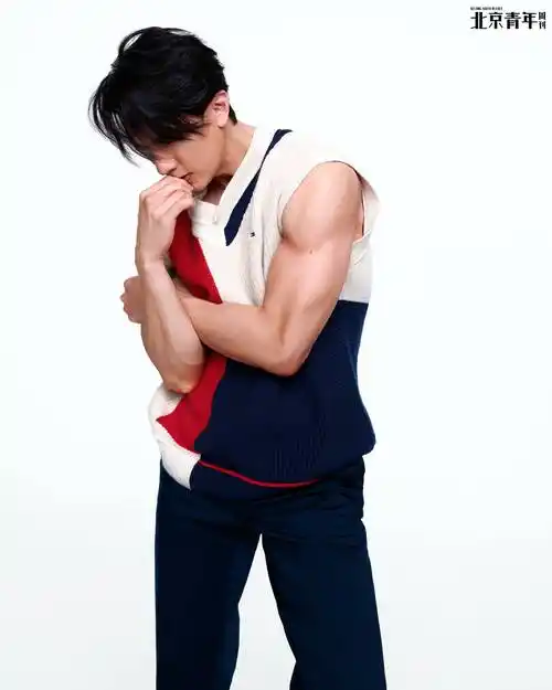 吴尊最新杂志封面曝光黑白光影大片演绎锋芒力量