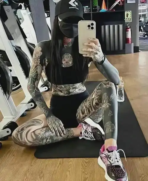 女子为爱情全身纹身现在后悔了没人敢要网友我也不要