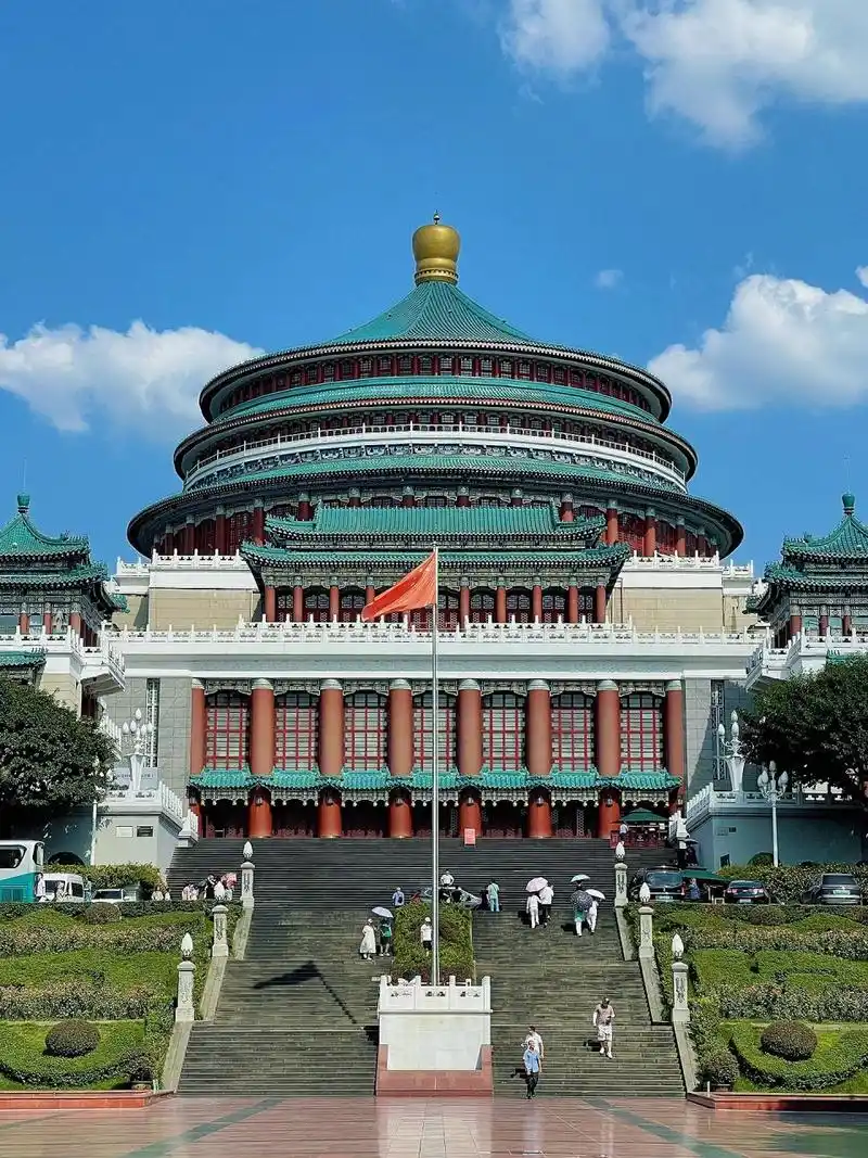 重庆人民大礼堂,就是这么清亮丨国⑦ 大礼堂位于重庆市中心,重庆三峡