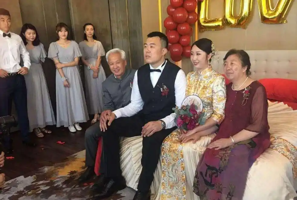 韩德君大婚现场照曝光!郭艾伦4伴郎扮可爱 这个造型真绝了