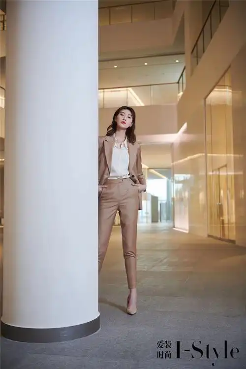 李斯羽时尚大片曝光 霸气演绎夏季职场ol风_ 中青文娱网