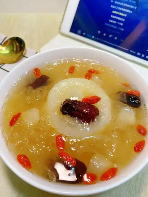 独居一人食疗偷偷变美银耳冰糖炖雪梨