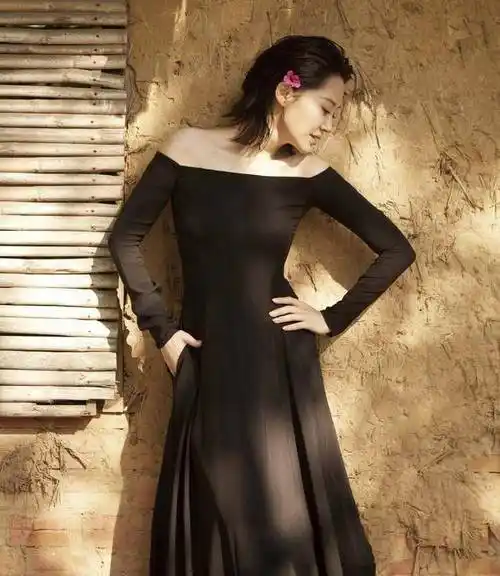 51岁许晴晒怼脸照,素颜嘟嘴卖萌如少女,这么美为何嫁不出去_形象_设计