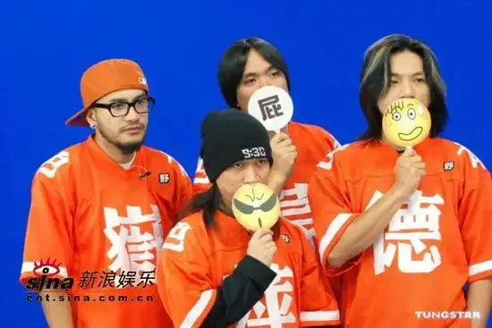 组图:张震岳,路嘉怡爱相随 称结婚只是形式