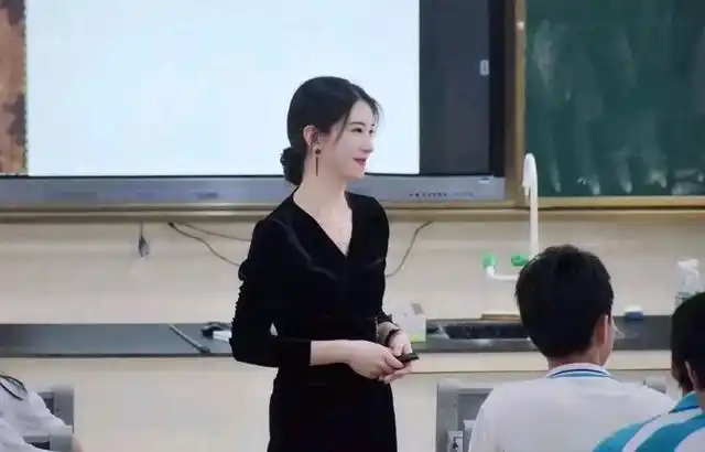 课堂教学照片太迷人,网友:想当她的学生|班主任|老师_网易订阅