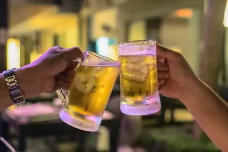 喝酒和乐趣图片