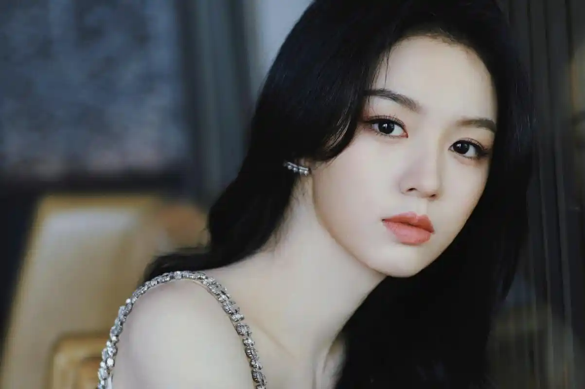 娇羞甜美,明艳动人的#周也# 雪肤玉貌,五官精致